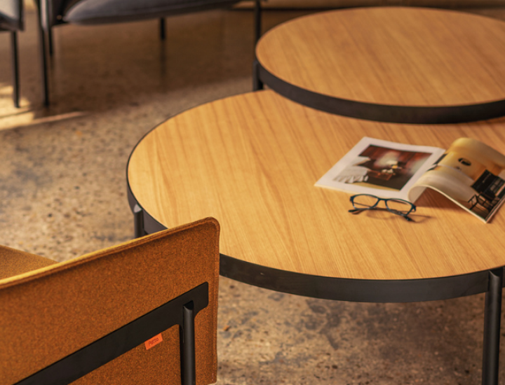 Table basse Marina esPattio dans un espace lounge professionnel