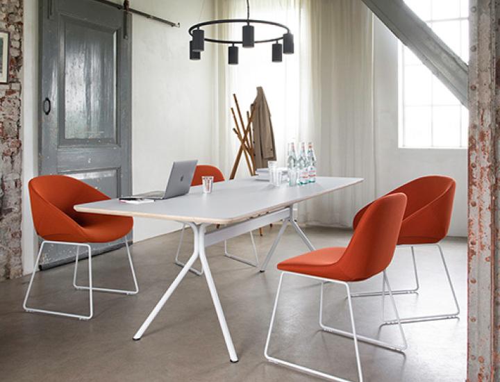 Beso Table Artifort en configuration réunion, option électrification possible, plateau chanfreiné