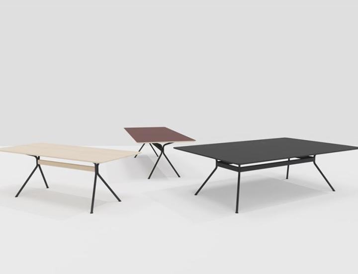 Table de réunion Beso Artifort, plateau chêne ou Fenix, piètement métal poudre texturée, poutre chêne