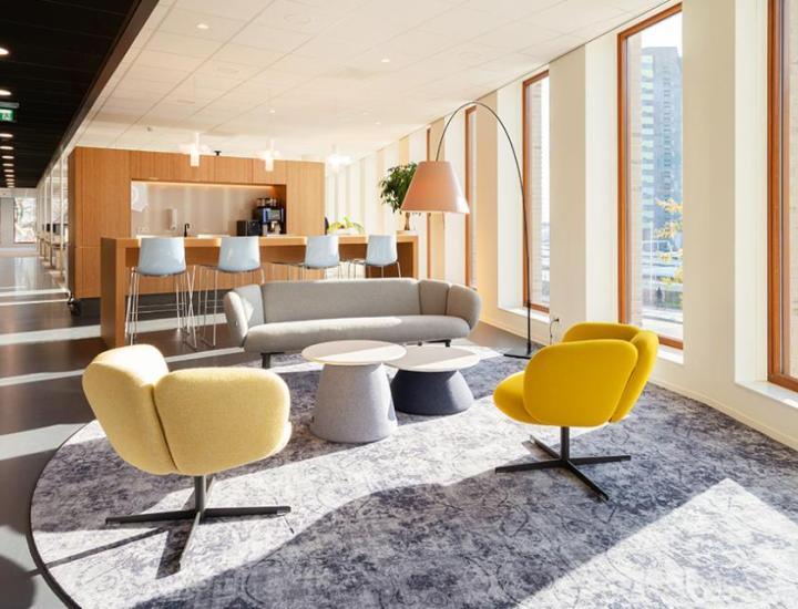 Fauteuil compact Bras Easy Chair, assise tapissée, base bois 4 pieds finition huilée, idéal accueil et espace détente