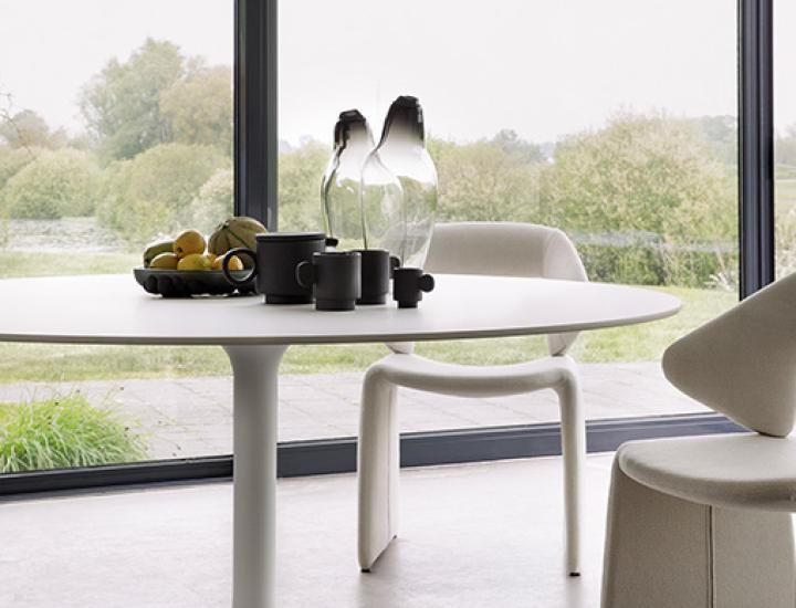 Table Clarion Artifort, plateau rond, chant arrondi usiné, idéale dining, bistro et espaces hospitality