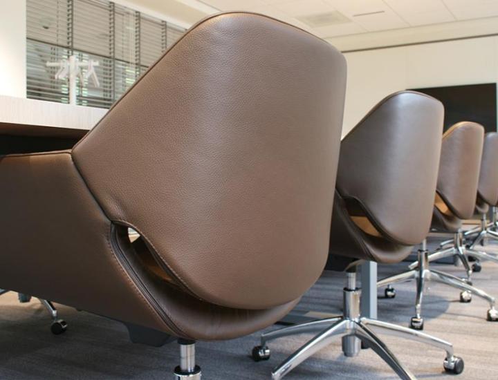 Chaise de conférence Gap par Artifort, ouverture signature entre assise et dossier, revêtement tissu