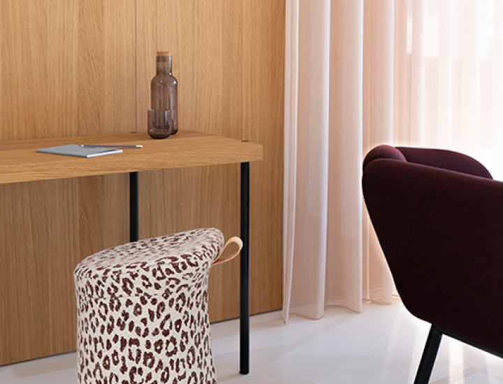 Tabouret design Lilla 2.0 par Patrick Norguet, assise tapissée tissu/cuir, idéal accueil et attente