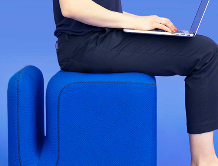 Pouf design Moby Artifort, surpiqûre décorative possible, patins adaptés aux sols, siège informel contract