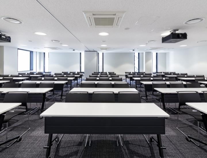 Table CTZ axona AICHI – leviers larges, roulettes synchronisées, universal design
