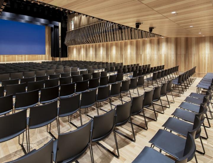 X50 – jusqu’à 50 chaises sur chariot, maintenance facile, usage conférence et réunion