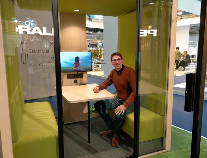 Table Blabla de Blablacube en salle de réunion moderne, ambiance corporate