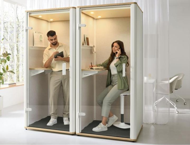 Cabine BOSSELINO UNO en open space, solution d’isolement pour appels et visioconférences