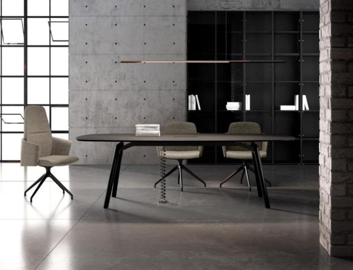 Table de réunion RAIL Bralco en espace direction, design premium et lignes pures