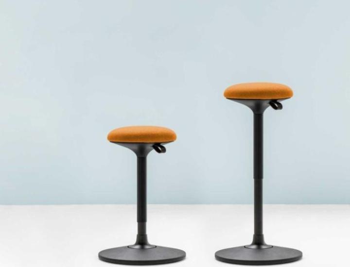 Tabouret SET Bralco en espace collaboratif, assise active réglable en hauteur