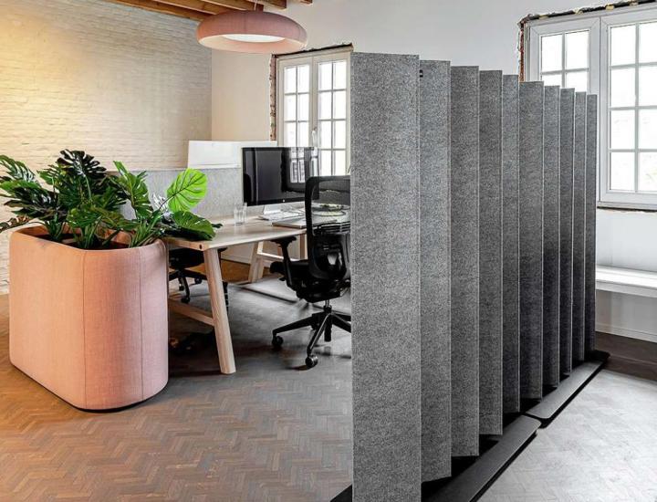 Cloison acoustique pivotante BuzziBlinds Classic, lames orientables, aménagement collaboratif