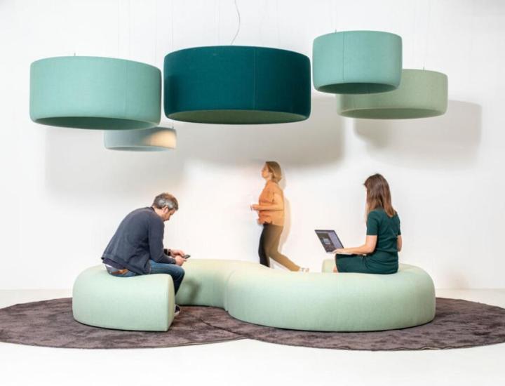 Banquette acoustique BuzziCee en espace d’accueil ou coworking, zone de réunion informelle