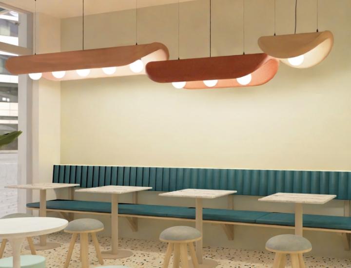 Suspension acoustique BuzziChip en open space, composition de plusieurs tailles pour structurer l’espace.