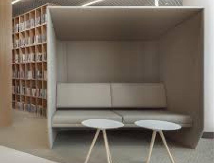 Alcôve BuzziHub BuzziSpace en espace détente, réduction de la réverbération et confort sonore pour échanges.