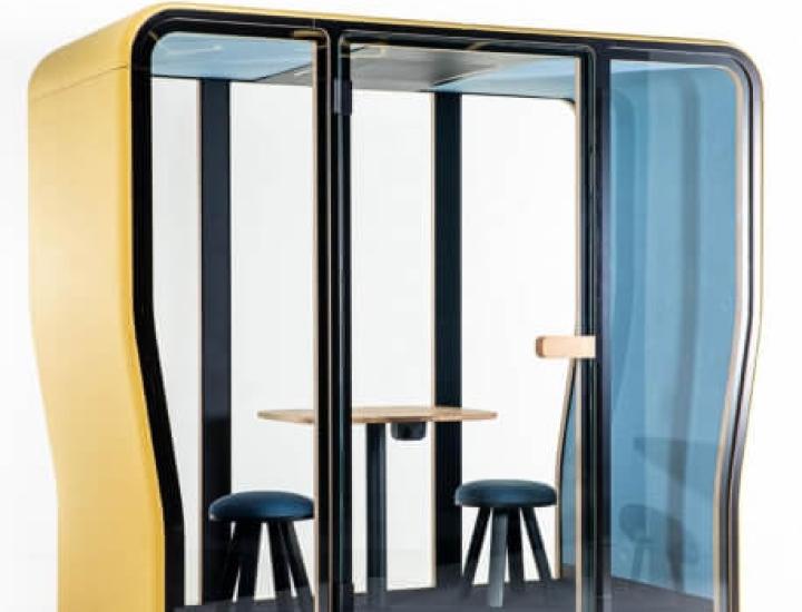 Cabine acoustique BuzziNest Pod BuzziSpace avec éclairage LED, ventilation et prises 230V + USB, vue sur fond blanc.