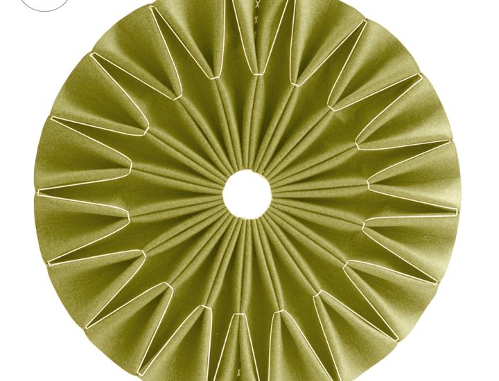 Panneau acoustique BuzziPleat BuzziSpace en BuzziFelt plissé et lacé, version Edel ou Ripple, vue sur fond blanc.