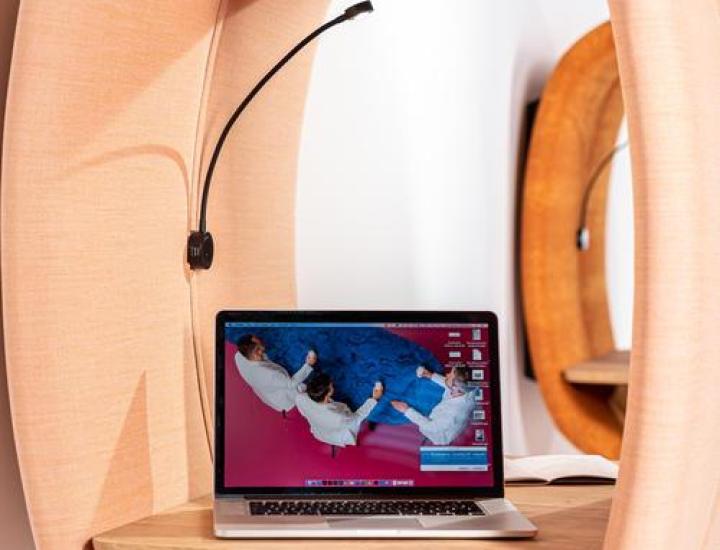 Hub acoustique mural BuzziRing avec tablette de travail, solution compacte pour réduire les distractions.