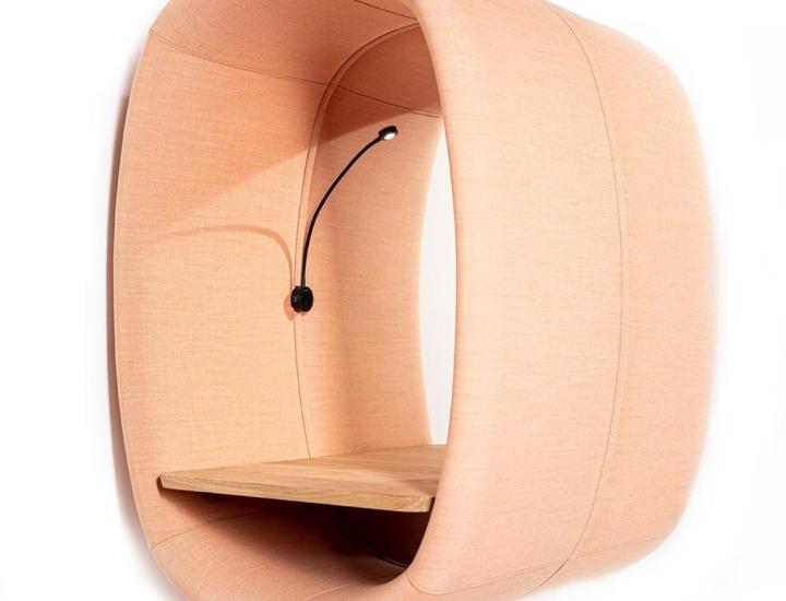 Cocon acoustique mural BuzziRing BuzziSpace avec tablette intégrée et lampe, vue sur fond blanc.