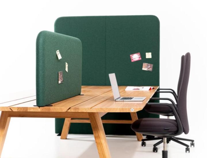 Séparateur acoustique BuzziShield Desk installé sur bureau en open space