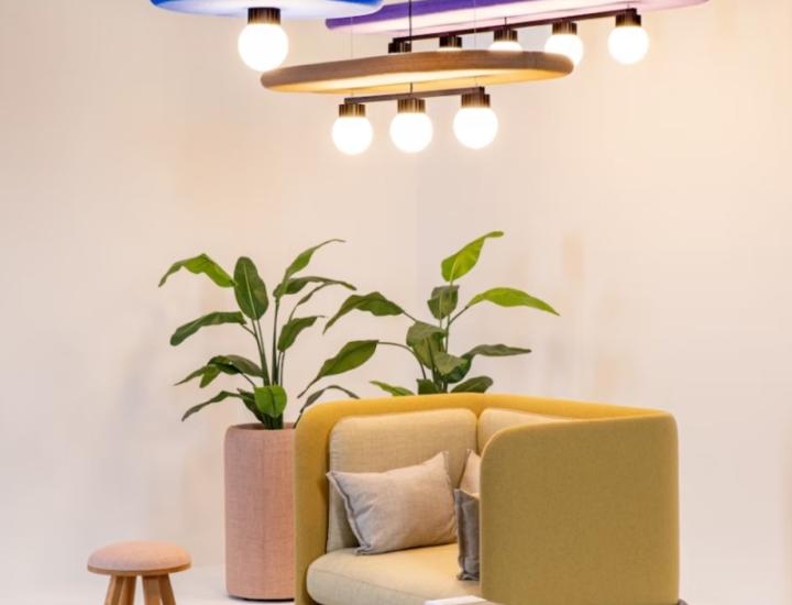 BuzziSurf installée au-dessus d’une table en open space pour améliorer le confort sonore