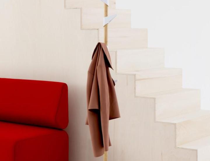 Porte-manteau Bamboo en environnement professionnel, crochets ajustables en hauteur.