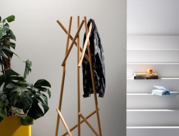 Kendo Cascando finition chêne noir ou naturel – porte-manteau sculptural pour bureaux