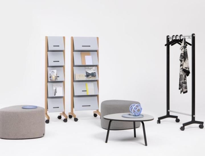 Présentoir Cascando Round20 Single Wood en showroom – affichage plaquettes et catalogues