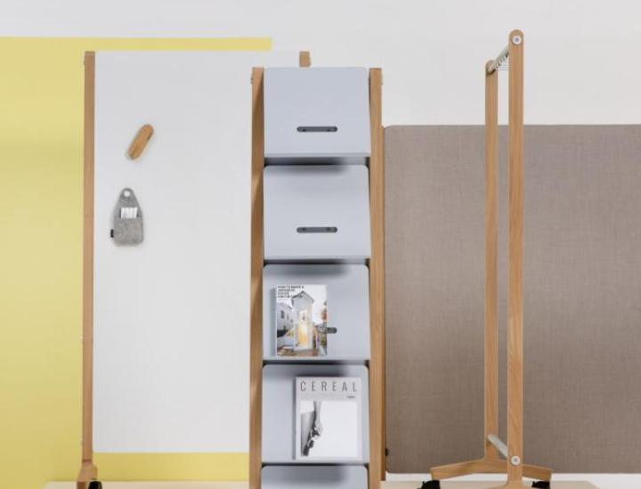 Round20 Single Wood Cascando en espace d’accueil – présentoir brochures sur roulettes
