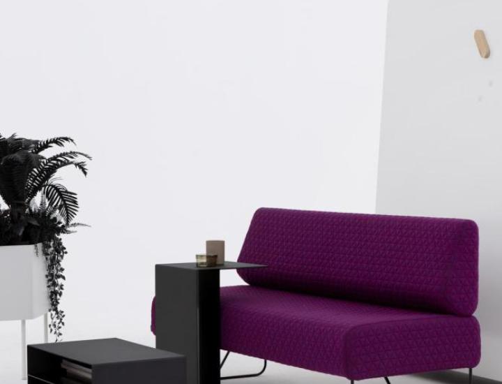 Table U2 XL Cascando en position couchée – table basse compacte avec rangement magazines.