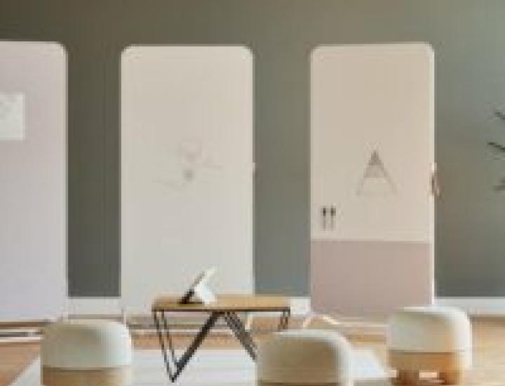 Mobile whiteboard avec panneau PET-felt acoustique – support collaboratif flexible