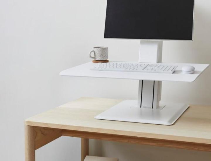 Convertisseur de bureau ergonomique QuickStand Eco en poste de travail contemporain