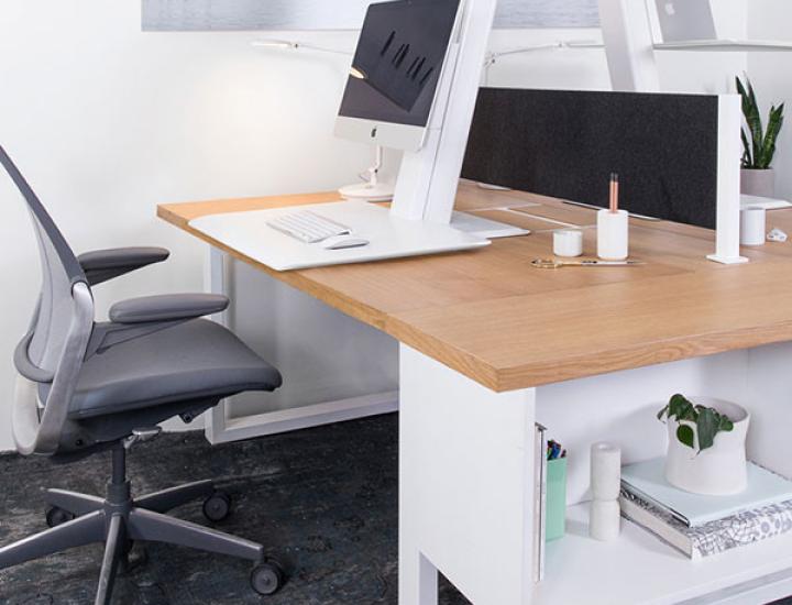 Station assis-debout QuickStand Eco installée sur un bureau professionnel