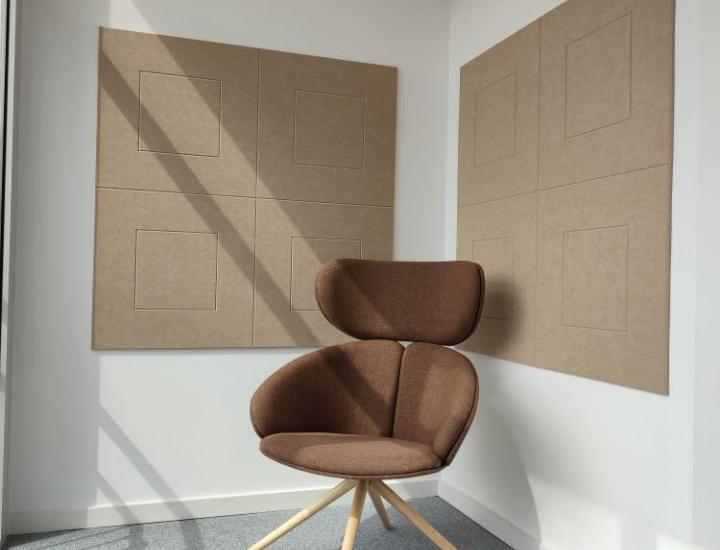 Panneaux ECOwall V-Cut en restaurant/hôtel – habillage mural acoustique décoratif