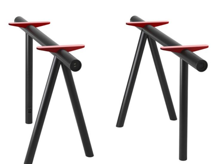 La collection Harvey est une gamme de tables électrifiées dessinée par Francesco Faccin. Le système repose sur des chevalets à trois pieds utilisés par paires pour soutenir le plateau. Le catalogue distingue une version avec ailes en fonte d’aluminium, compatible avec les plateaux autoportants, et une version avec tiges de connexion en acier découpées au laser, compatible avec tout type de plateaux. L’électrification est intégrée à l’intérieur des chevalets et le catalogue met en avant des prises USB et pri
