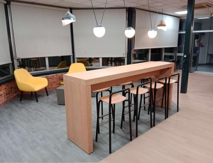 Tabouret Hull ET AL. dans un espace hospitality contemporain