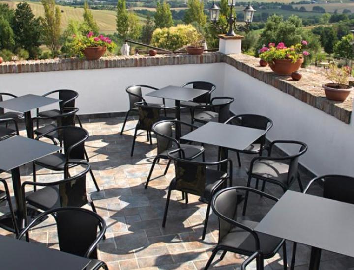Fauteuil Maré ET AL. sur une terrasse professionnelle