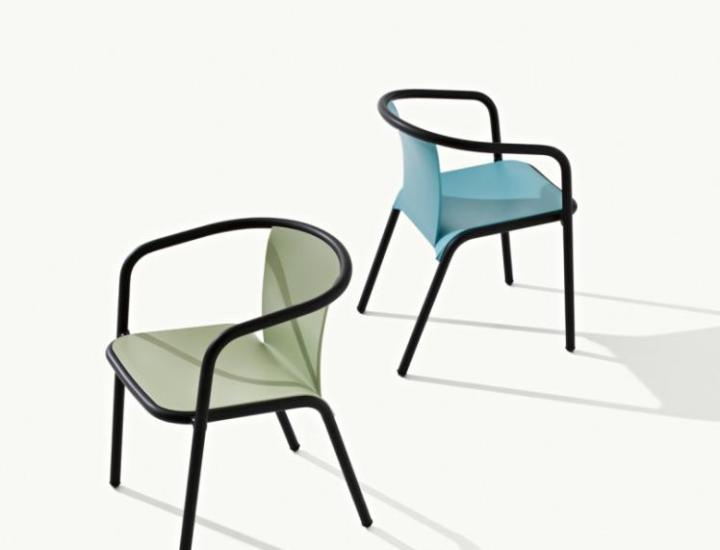 Le Maré 539 est un fauteuil design signé Marc Sadler. Il est composé d’une coque en polypropylène et d’un châssis 4 pieds en aluminium anodisé ou verni. Le produit est annoncé comme empilable par 4. Son poids est de 4,5 kg, avec un emballage de 0,47 m³ et 4 pièces par carton. La fiche publique mentionne explicitement une compatibilité extérieur, ainsi qu’une résistance à la salinité, au chlore et aux eaux thermales. Les finitions de coque visibles comprennent notamment Gris tourterelle et Bleu poudre, avec 