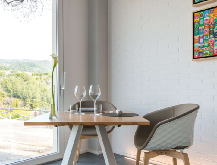 Assise Uni-Ka ET AL. dans un espace hospitality contemporain