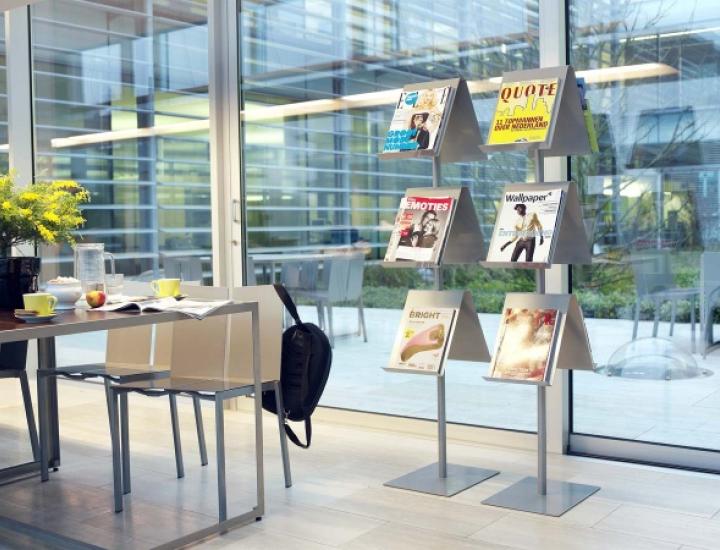 Porte-magazines Six Pack Functionals avec documentation – mobilier d’information design