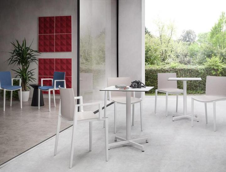 Chaise Clipperton Gaber aménagée sur terrasse contemporaine