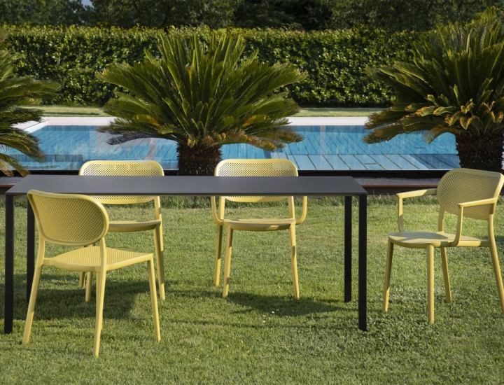 Chaise Nuta Gaber installée en terrasse professionnelle