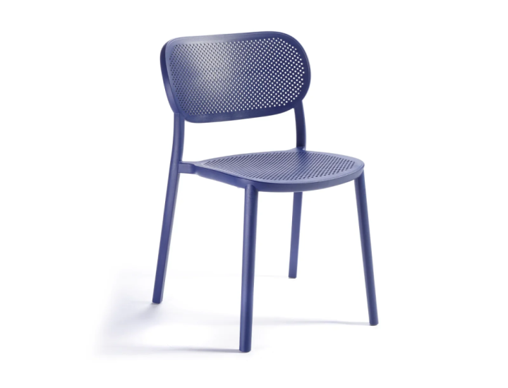 Chaise Nuta Gaber design ajouré sur fond blanc