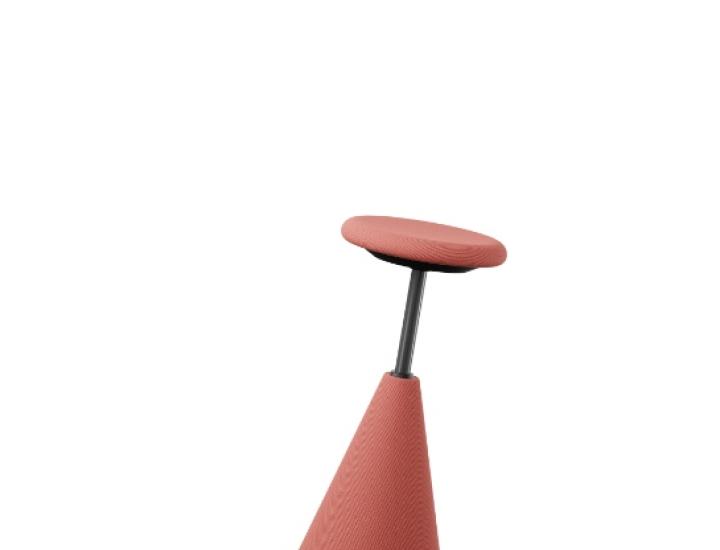 Tabouret assis-debout Giroflex 10 sur fond blanc