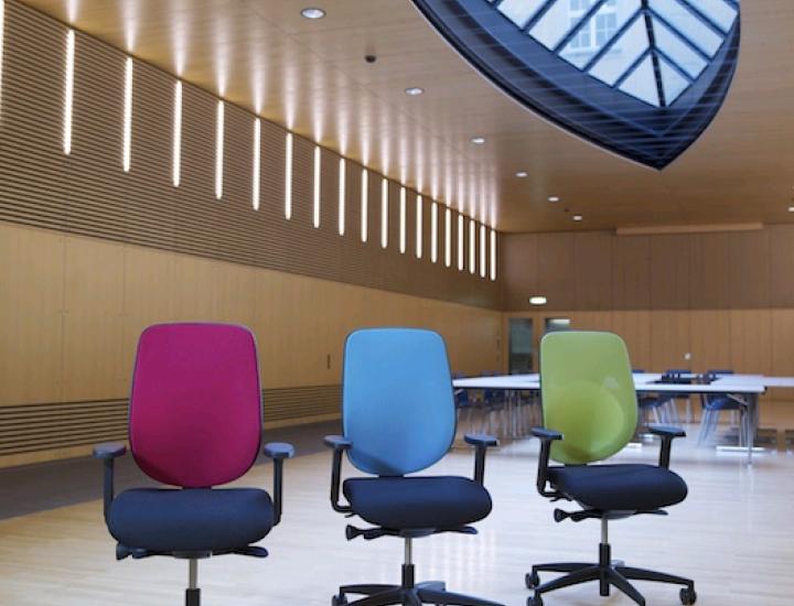 fauteuil professionnel giroflex g353 intégré dans un aménagement de bureau design