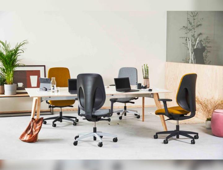 siège de bureau giroflex 353 dans un espace de travail contemporain