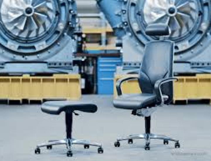 fauteuil professionnel giroflex g64 intégré dans un bureau contemporain