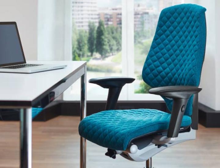 siège de bureau giroflex 64 dans un espace de travail professionnel