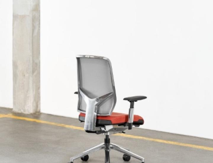 fauteuil professionnel giroflex g68 intégré dans un aménagement de bureau design
