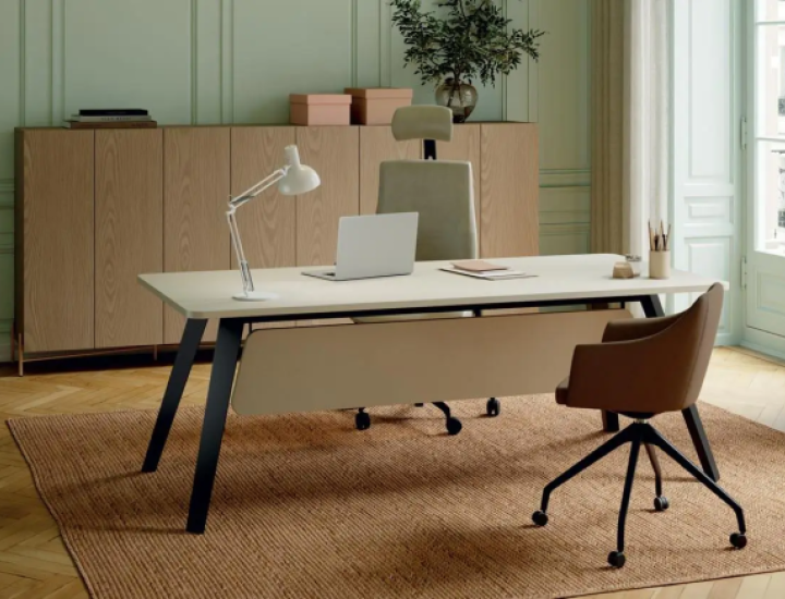 Bureau design Altitude aménagé dans un bureau professionnel contemporain
