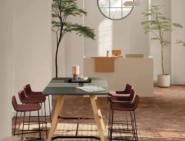 Table haute Altitude aménagée dans un espace collaboratif professionnel